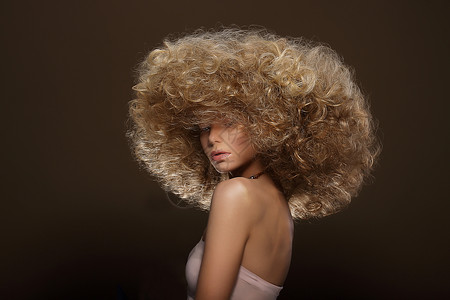 UPDO时尚风格未来发型的女人图片