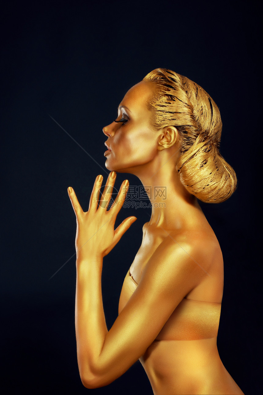 黑色背景上金色身体的女人图片