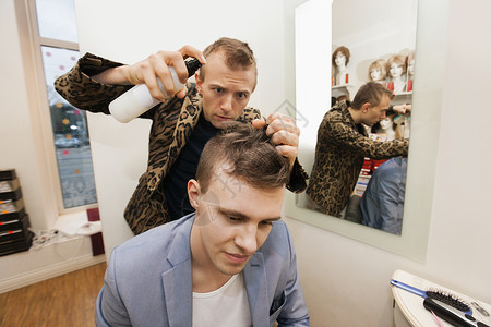专业理发师用发胶的男客户商店图片