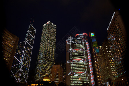 城市天际线夜景低角度景观图片