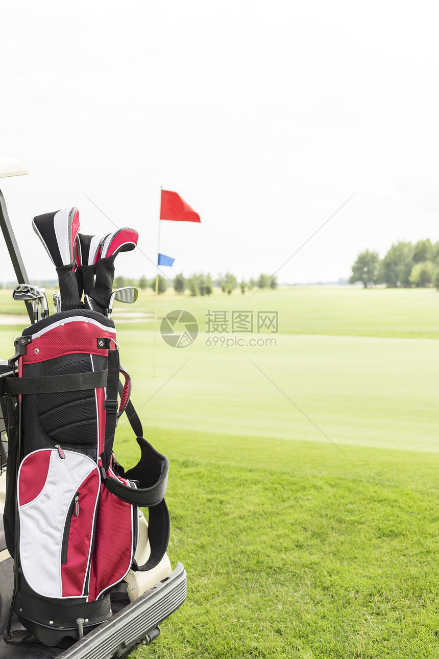 高尔夫球杆袋高尔夫球场与晴空图片