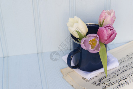 郁金香花瓶美丽的春花木制的背景背景