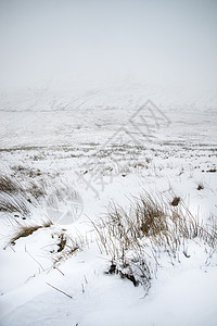 喜怒无常的低云冬季景观山上与地雪高清图片