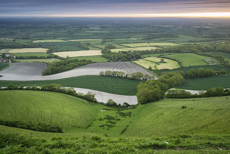 春天,日出笼罩着滚滚的英国乡村景观图片