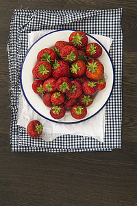 新鲜多汁的草莓老式搪瓷器皿上的乡村背景图片