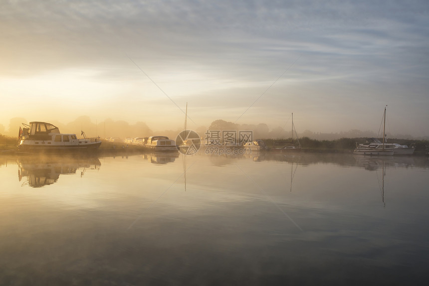 令人惊叹的雾日出平静的河流景观英国农村图片
