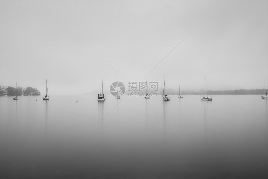 雾中航行的船湖的温德米尔湖上,的黑白图片