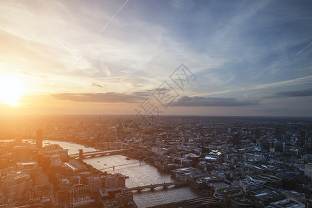 伦敦城市空中俯瞰天际线与戏剧的天空图片
