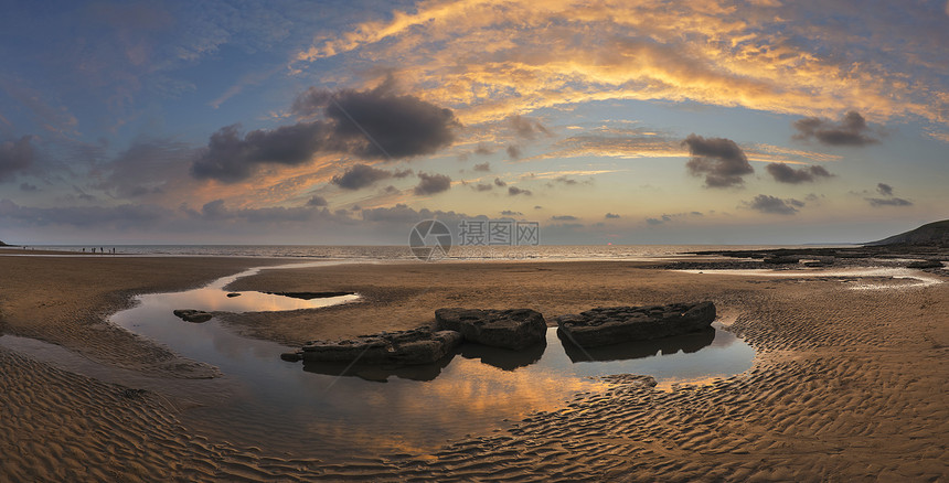 惊人的全景日落景观杜拉文湾威尔士图片