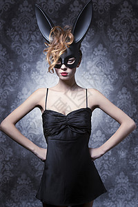 感,可爱,迷人,优雅的女人穿着黑色兔子嘉华服装,卷曲的发型漂亮的化妆图片
