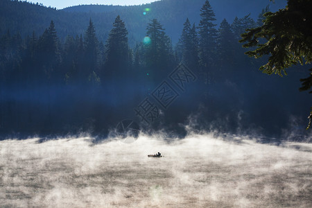 宁静的薄雾湖图片