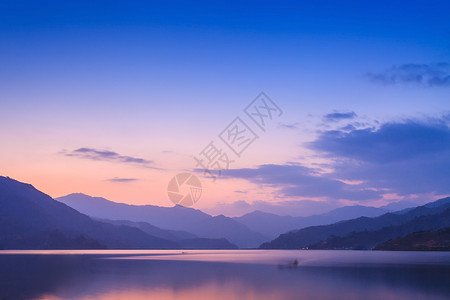 五颜六色的船贝格纳斯湖,波哈拉地区,尼泊尔高清图片