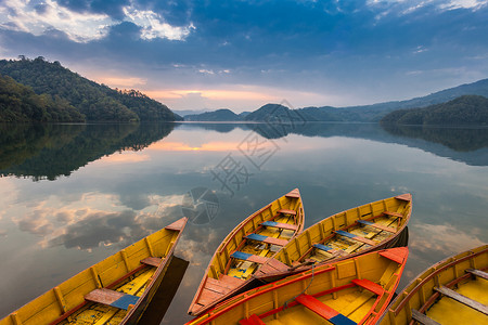 五颜六色的船贝格纳斯湖,波哈拉地区,尼泊尔高清图片