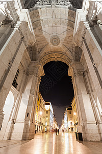 商业广场大门夜间,里斯本,葡萄牙高清图片