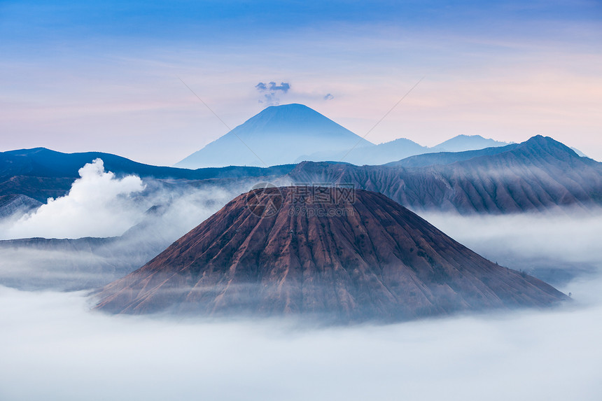 印度尼西亚爪哇岛日出时的溴巴托克塞默鲁火山图片