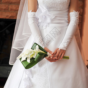 新娘穿着婚纱着花图片