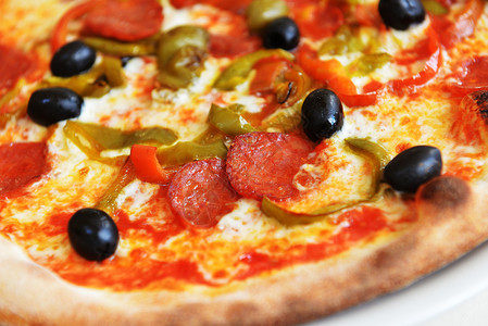 带意大利腊肠西红柿橄榄的比萨饼图片