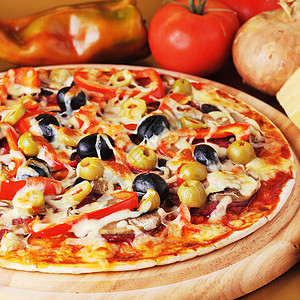 新鲜出炉的比萨饼,配上意大利香肠橄榄辣椒烤高清图片素材