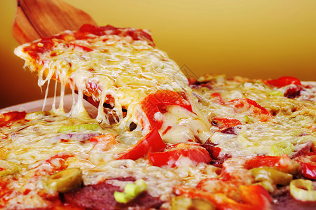 新鲜出炉的比萨饼,配上意大利香肠橄榄辣椒披萨高清图片素材