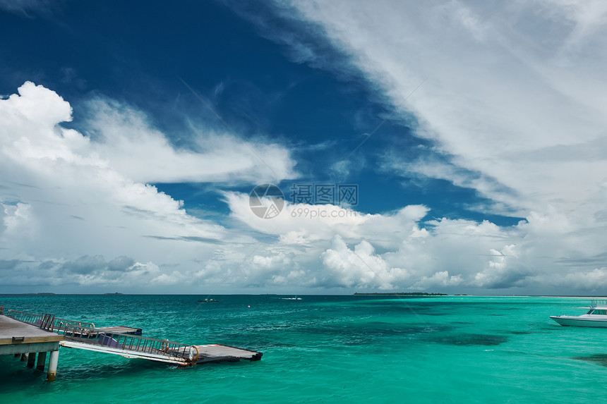 美丽的岛屿海滩与摩托艇马尔代夫图片