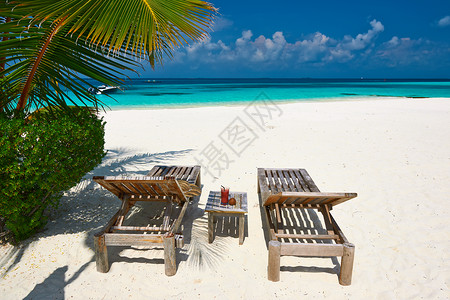 美丽的海滩马尔代夫与躺椅图片