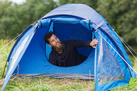 野营,旅游,徒步旅行人们的微笑的男游客,胡须帐篷里图片