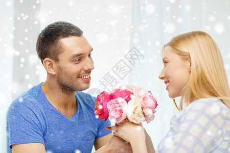 爱,假期,庆祝,人家庭的微笑的男人家里给女朋友送花图片