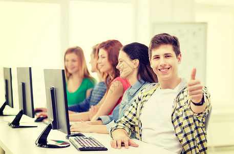 教育技术学校理念微笑的男学生同学学校的计算机课上竖大拇指图片