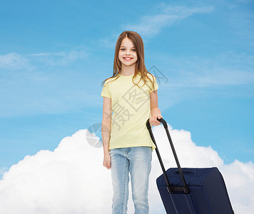 旅行,假期,童交通微笑的小女孩带着手提箱图片