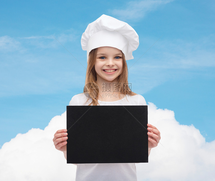 烹饪,童,广告人的微笑的小厨师女孩,厨师包师用空白的黑纸蓝天上的云背景图片