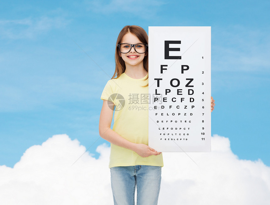视觉,健康人的微笑的小女孩戴眼镜与眼睛检查图表图片