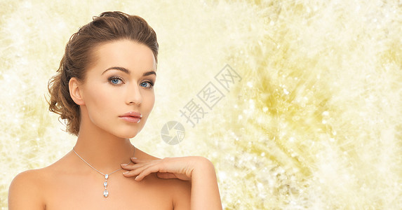 美丽,假日,人珠宝女人戴着闪亮的钻石吊坠黄色灯光背景背景图片