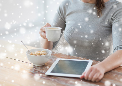 厨房咖啡健康,技术,食物家庭接近妇女与平板电脑吃早餐喝咖啡背景