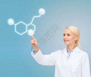 血清素医疗保健,医学技术微笑的女医生指着蓝色背景上的5羟色胺分子背景