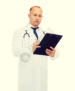 医学,专业医疗严重的男医生与剪贴板听诊器书写处方白色背景图片