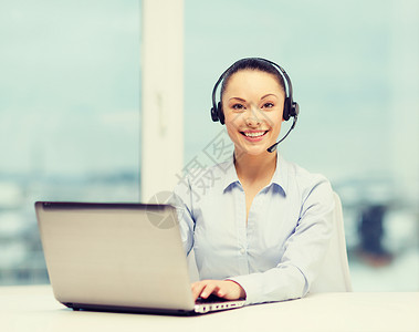 商务,通信呼叫中心友好的女帮助热线运营商与耳机笔记本电脑图片