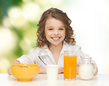健康的食物,饮食,人孩子的快乐的微笑美丽的女孩绿色的背景下吃早餐图片