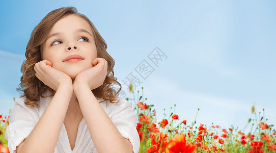 孩子,童,自然,夏天快乐的人的美丽的女孩仰望梦想的田背景图片