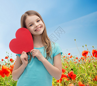 爱,慈善,假期,孩子人的微笑的小女孩,红色的心蓝天田的背景图片