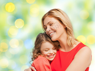 人,幸福,爱,家庭母亲的幸福的母亲女儿拥抱绿灯背景图片