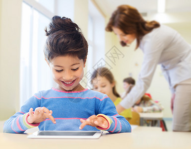 教育,小学,技术儿童快乐的小学生女孩与平板电脑课堂教师背景图片
