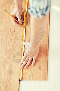 地板测量修理,建筑家庭男手测量木地板背景