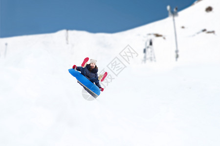 冬天,休闲,运动,人的快乐的十几岁的女孩女人滑下雪管山上的背景背景图片