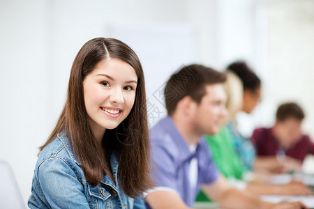 教育理念学生女孩学校学电脑高清图片