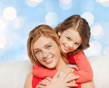 人,幸福,爱,家庭母亲的幸福的母亲女儿拥抱蓝光背景图片