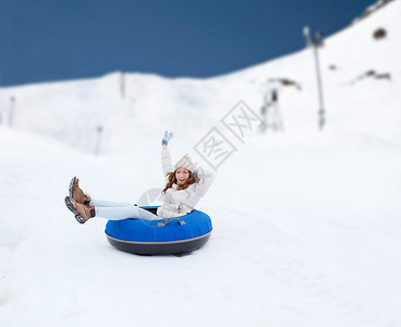 冬天,休闲,运动,人的快乐的十几岁的女孩女人滑下雪管山上的背景背景图片