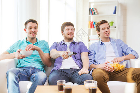 友谊体育娱乐活动快乐的男朋友家吃零食看电视图片