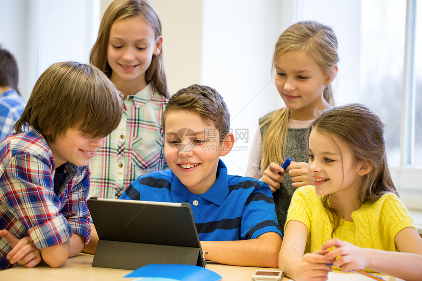 教育,小学,学,技术人的群平板电脑的学生课堂上休息时玩得很开心图片