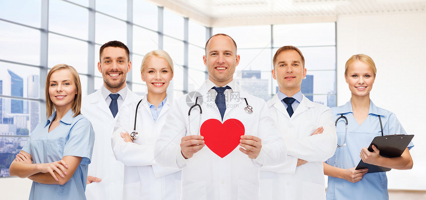 医学,心脏病学,医疗保健人的快乐的轻医生心脏病专家与红心超过临床背景图片