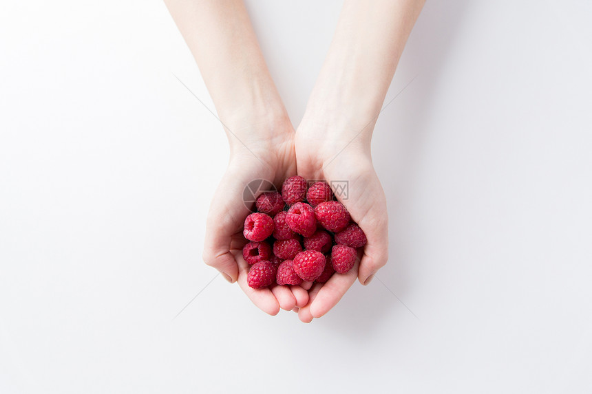 健康的饮食,节食,素食人们的亲密的女人手树莓家里图片